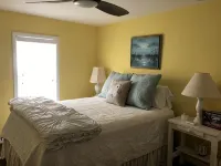 Reel Pelican Paradise located in Paradise village, Shellpoint Beach on the Gulf - Swimmingpools