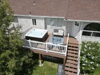 Spacious 5 BR/3 Bath Home with a PRIVATE HOT TUB!! 2x full Kitchens & Laundry - Homestays