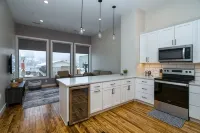 Luxury Stay DT Houghton 2 Bed, 1 Bath Suite C - Wifi