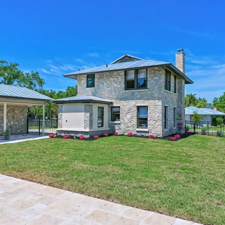 100 yr Old Stone House with a Heated Pool 9 mi to Beaches & 2 mi to Downtown