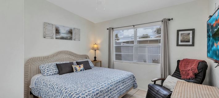Swim Spa + Deck, 2 Blocks to Beach, Bikes + Kayaks, Surfboards + All Beach Needs Hotels in Cocoa Beach