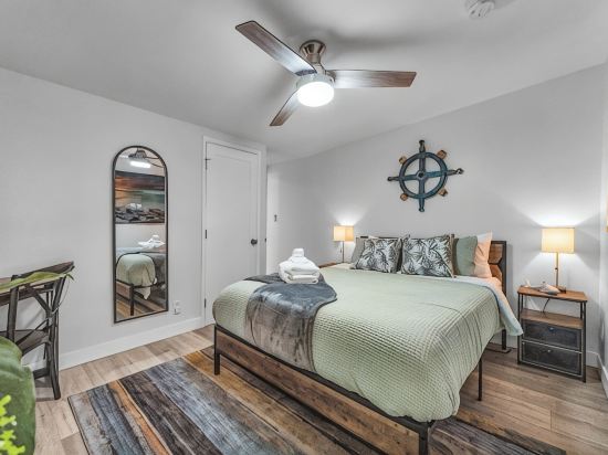Hidden Hilltop Manor, Chic 3BD w/ Outdoor Oasis and parking, Centrally located