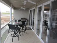 Executive 2 Bedroom Condo. Amazing Lakefront Views. Top Floor.  No Stairs. - Træningscentre