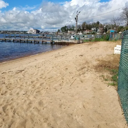 Beach Bungalow in peaceful Toms River with AC, WiFi, beach badges.