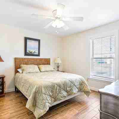 4BR Beachfront Getaway, Beat the Crowds! Rooms
