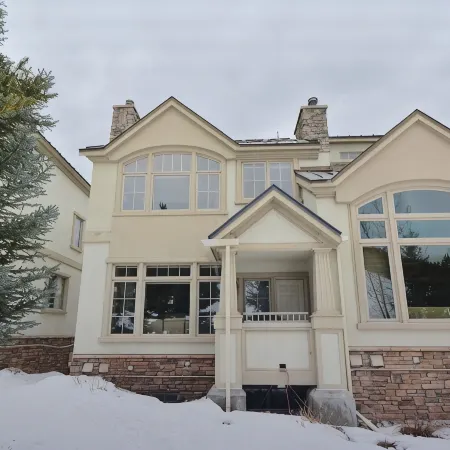 Large Cozy Townhouse Ski-in / Ski-out to Super Bee, Private Washer /Dry & Garage