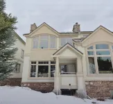 Large Cozy Townhouse Ski-in / Ski-out to Super Bee, Private Washer /Dry & Garage - Gym