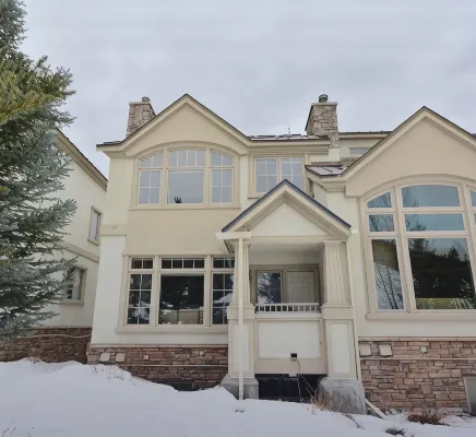 Large Cozy Townhouse Ski-in / Ski-out to Super Bee, Private Washer /Dry & Garage - Gym
