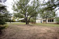 Smoky Hill Ranch, 8 Acres, 2 Homes, Events, Sport Court, Fishing, & Fire Pits - 4 tähden