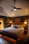 Designer 1880s Log Cabin - 2 Private King Suites - Walk to Mentone - Chalets