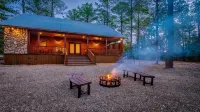 Romantic Music-Inspired Cabin with Hot Tub, Spa Bath, Outdoor TV & Fireplaces - Romantic