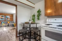 Vibrant basement suite, blending style and comfort for a delightful stay. - Homestays