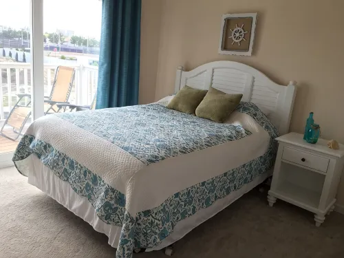 Sunny 4 Br, 2 BA Townhouse- June 30-July 4 Available - 2-Star