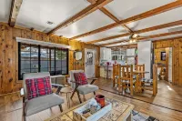 Crimson Bungalow w/AC, Fenced Yard, 3 Smart TVs, W/D, Wi-Fi, BBQ, 4 Adirondacks - บ้านพักหลังเล็ก