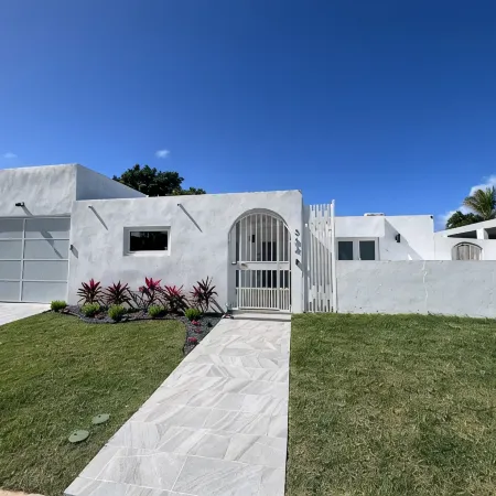 Luxury 5 Bedroom Home, 3 Minute Walk from the Beach