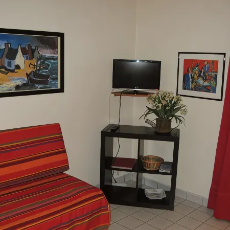 Apartment with Garden in Quiet Residence Near Beaches wi fi Parking