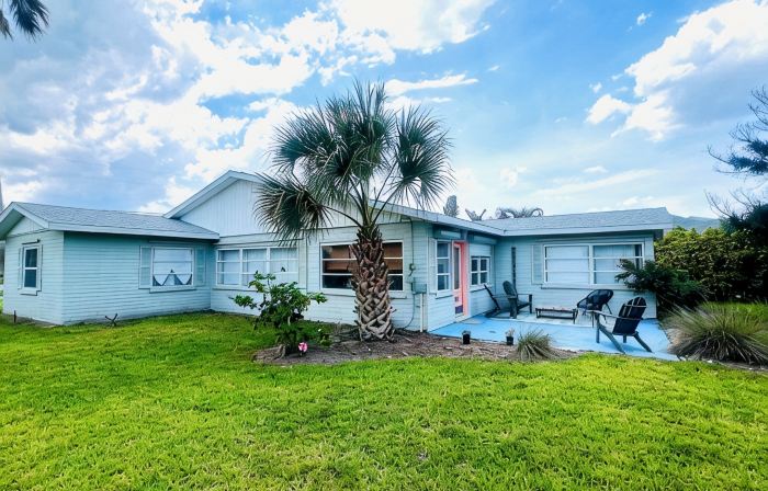 A Sea of Tranquility in a Charming Neighbourhood with a Secluded Local Beach.