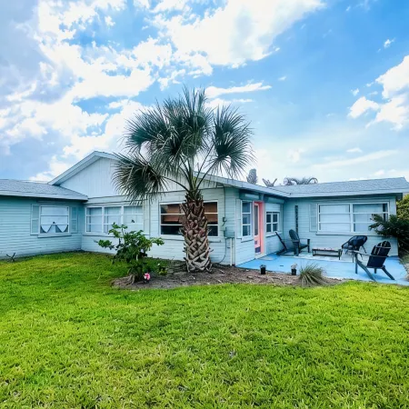 A Sea of Tranquility in a Charming Neighbourhood with a Secluded Local Beach.