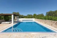 Luxury family villa to relax in with large pool - Villas