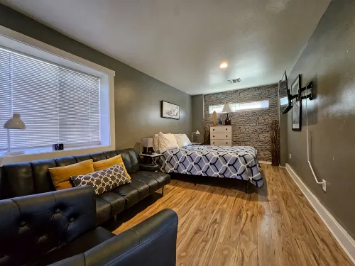 Downtown Renovated Apt w/ Free Parking & BBQ - 2 tähden