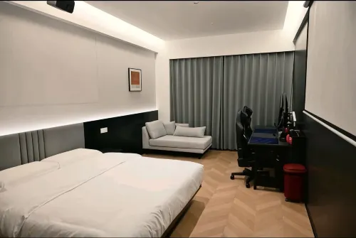 No. 7 E-Sports Hotel - parking