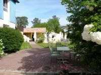Logis Hôtel le Pont Bernet Hôtels à : Le Pian-Médoc