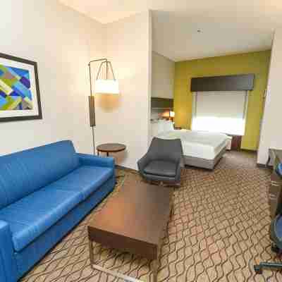 Holiday Inn Express & Suites Springfield-Medical District Rooms