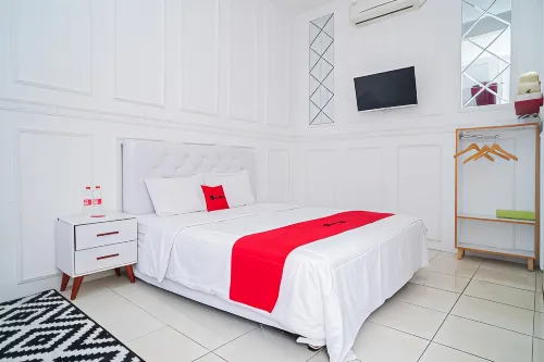 RedDoorz Syariah @ Aura Homestay Hotels in Ponorogo