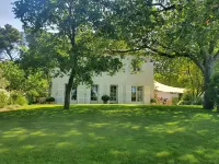 Quiet House, Swimming Pool, 5 Bedrooms, 4km from the Center of Aix En Provence ( Отели рядом с достопримечательностью «Carrières de Bibémus»