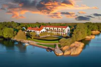 Tisza Balneum Hotel فنادق في Tiszafured