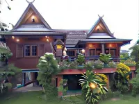Oui Kaew Homestay Отели в г. 
