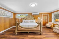 Beautifully Renovated 5 Bedroom Vero Beach 5 Home by RedAwning