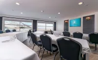 Prestige Kamloops Hotel Отели в г. Камлопс