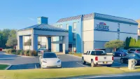 Baymont Inn & Suites by Wyndham Lafayette / Purdue Area - Parkplatz