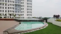 Comfy Studio Room at Patraland Urbano Apartment by Travelio فنادق في North Bekasi