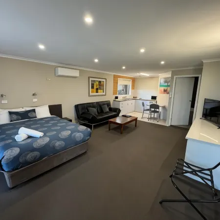 Blue Whale Motor Inn & Apartments