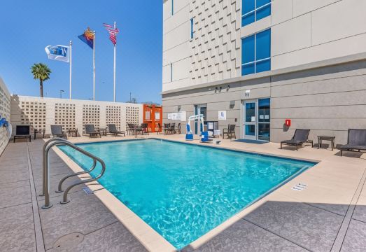 3. 홀리데이 인 익..