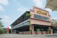 Sans WM Hotel Blitar - parking