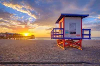 Modern Decor and Short Stroll to Beach - Vibrant Coastal Haven