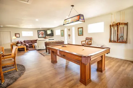 Mustang Meadows: Luxury Texas Hill Country Retreat