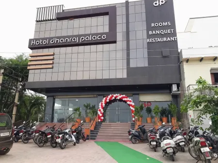 Hotel Dhanraj Palace Отели рядом с достопримечательностью «SURAJPOL GATE»