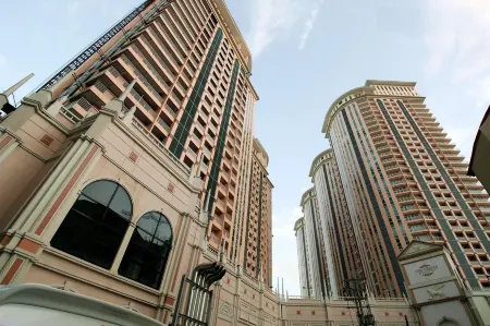 MaxStays Max Style at the Venice Residences Отели рядом с достопримечательностью «Citi Plaza»