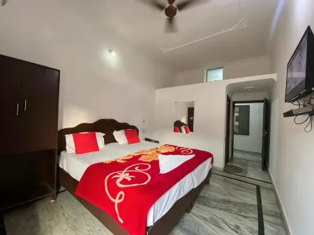 Karma Home Stay Отели рядом с достопримечательностью «Кандарья-Махадева»