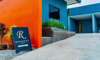 R Resident Resort