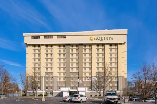 La Quinta Inn & Suites by Wyndham Springfield MA Các khách sạn ở Springfield