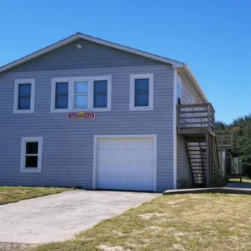 Comfortable and clean beach cottage convenient access to the beach.