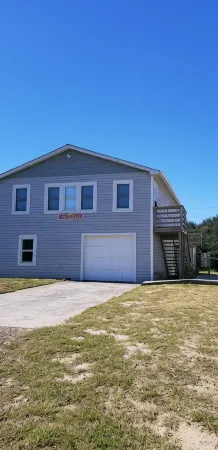 Comfortable and clean beach cottage convenient access to the beach.