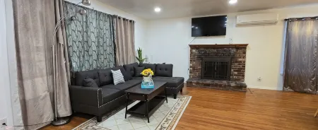 3-bedroom house in peaceful Midway City near Disneyland