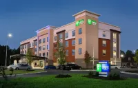 Holiday Inn Express & Suites Fayetteville South