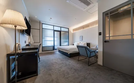 The Point Hotel - Myeongji Отели рядом с достопримечательностью «Yishu Island Migratory Park»